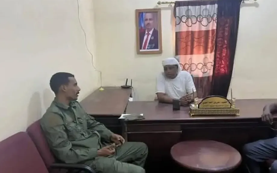 مستشار يعقد اجتماعا مع قيادات امنية في سقطرى رافعًا صورة الهارب عيدروس الزبيدي...ونشطاء: إلى متى الاستهتار...